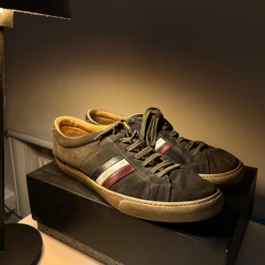Moncler skor - Nu säljer jag mina moncler skor!! Dessa har vart med mig i 1-2 år och är använda. Skicket på dem skulle jag påstå är 6/10. Dem är slitna på vissa ställen som jag visar på bilderna. Otroligt snygga skor som har fått uppmärksamhet under denna period. 