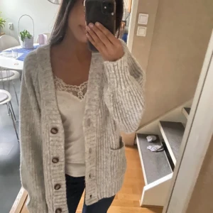 Grå stickad tröja - Säljer denna super mysiga stickade koftan i nyskick💞💞 Från Gina och i xs men den är Oversized i modellen! Perfeckt nu till hösten