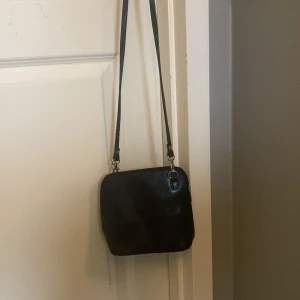 Väska - Säljer denna väska få jag inte använder den! Den har används ett par gånger förut men är jättebra behandlad så den har inga slitningar❤️Kontakta mig vid intresse och fler bilder😍