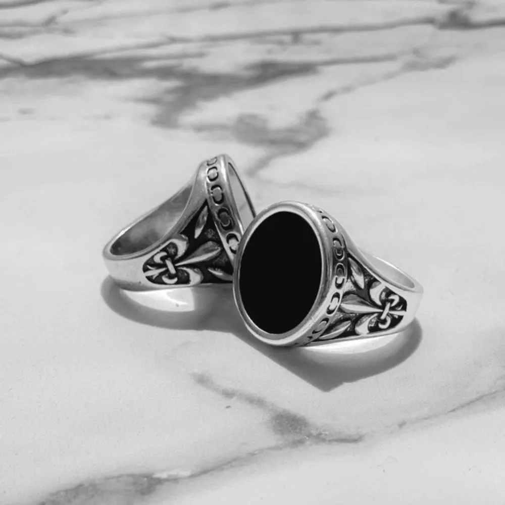 Helt oanvänd ring från Craftdlondon.com  Denna har även slutat säljas online så svår att få tag på  Nypris 45£ = 600kr . Accessoarer.