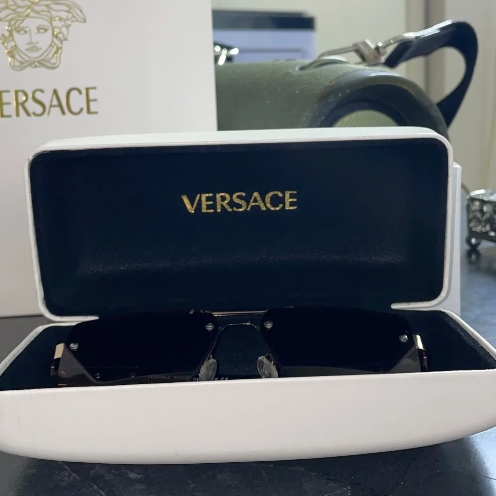 Hej säljer helt nya Versace solglasögon perfekt inför sommar förpackning följs med finns flera sorter på profilen . Accessoarer.