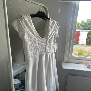 Studentklänning  - Oanvänd vit studentklänning/examensklänning med lappen kvar. Köpt på bubbelroom 
