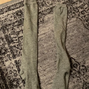 Thighhighs - Gråa, tjockt material Fick av kompis 2021, aldrig använda av mig Fint skick, fler bilder tillkommer. går över knäna