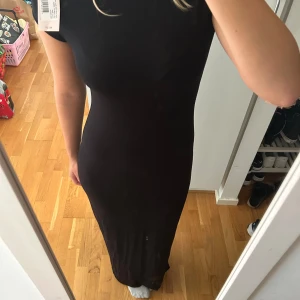 Långklänning från Nelly - Helt ny klänning från Nelly med prislapp. Nypris 399 mitt pris 250kr. Köparen står för frakten 💕💕