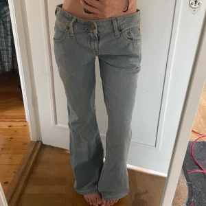 Bootcut LowRise Levi’s jeans - Bootcut Lowrise signature Levi’s jeans i ljusblå wash. De har snygga mönster på fickorna och är midjemått va 38cm och innerbenslängd ca 72cm💘