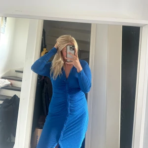 Klänning  - Snygg blå klänning som passar både till vardags och finare tillfällen🌟 Använd 2 gånger så nyskick  Lägger sig fint på kroppen, hade passat både S och M