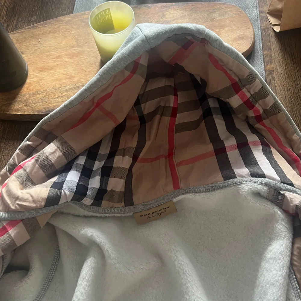 Jag säljer denna burberry hoodien för att den är för liten. Den är helt ny bara testad på . Hoodies.