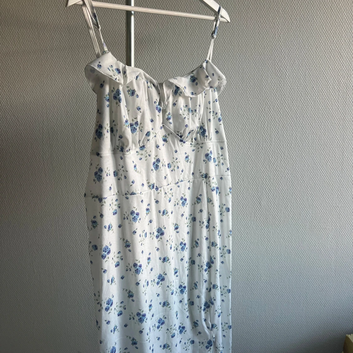 Vit blommig sommarklänning - 91