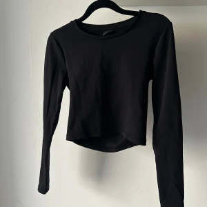 Träningstopp svart - Träningstopp från Ginatricot med hål detalj i ryggen! Använd! 💕