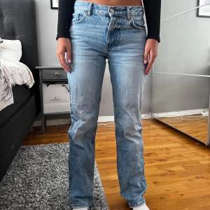 Jättefina lågmidjade blåa jeans i storlek 34. Modellen är rak och byxorna är i bra skick förutom nere vid båda byxsluten ( därav priset). Annars är de verkligen jättefina och sitter väldigt bra, hon på bild är 166 cm❤️