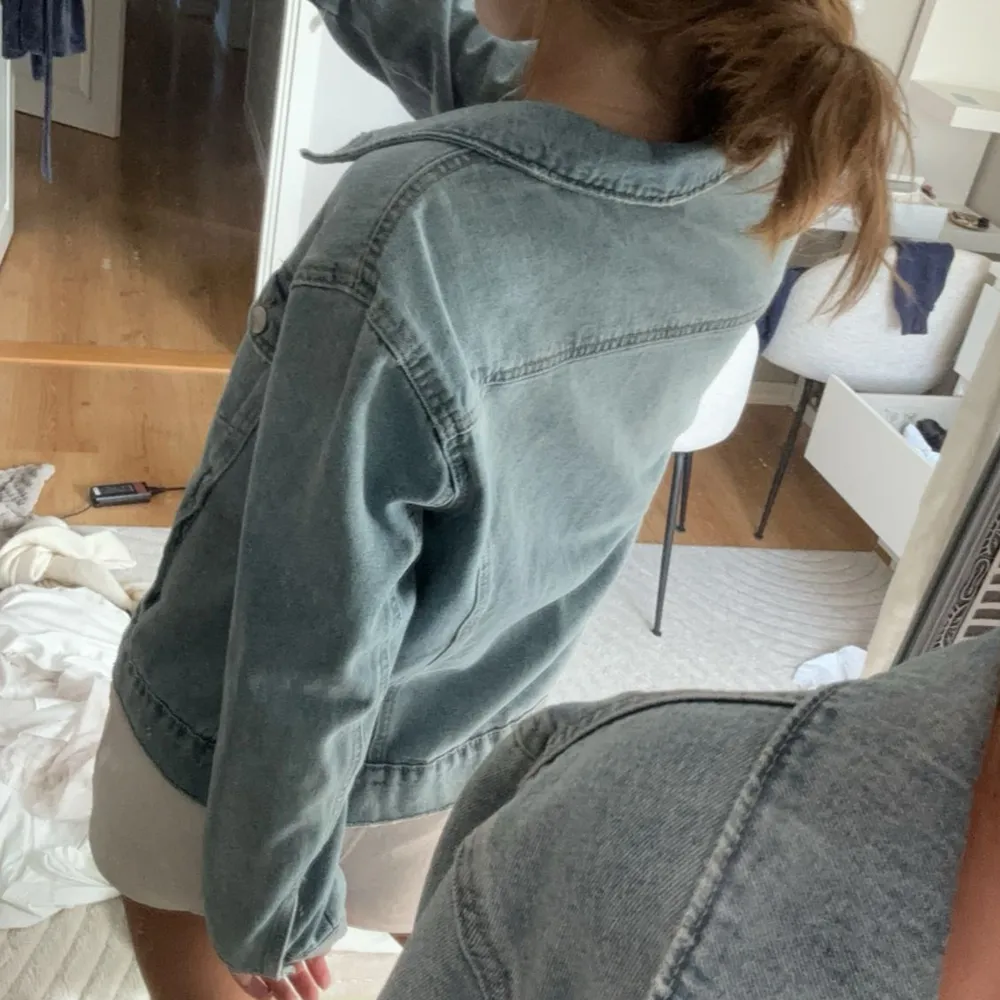 Säljer den här nästa oanvända jeansjackan. Har använt 2/3 gånger och säljer så den inte kommer till användning. Skulle säga att jackan är lite liten i storleken. Vid intresse går det att fråga om mer bilder💗. Takit.