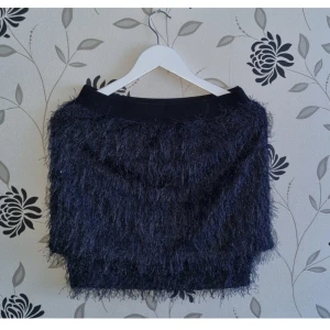 Holly & Whyte by Lindex blå "fjädrad" kjol med paljetter, Strl: XS, Nyår, Fest - Holly & Whyte by Lindex blå "fjädrad" kjol med paljetter, Strl: XS, Nyår, Fest. Bra skick! Det går bra att använda köp nu knappen.