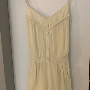 Vit playsuit  - Söt vit playsuit perfekt för sommaren! 