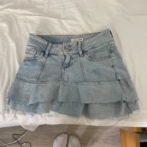 Jeans kjol med volanger - Jätte söt och trendig kjol. Sydd själv med symaskin. Där av är inte alla sömmar perfekta. Använd 2 gånger. Storlek 36/S