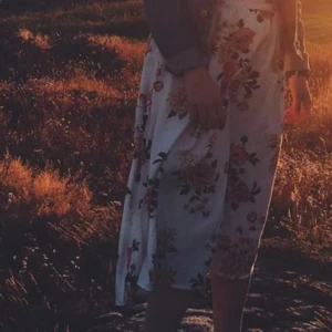 Min fina blommiga kjol 🧡 - Säljer min fina, älskade blommiga kjol. Den är väl använd, men passar mig inte riktigt i storleken längre tyvärr. Den har fickor! Och mudd i midjan. Väldigt bekväm. 