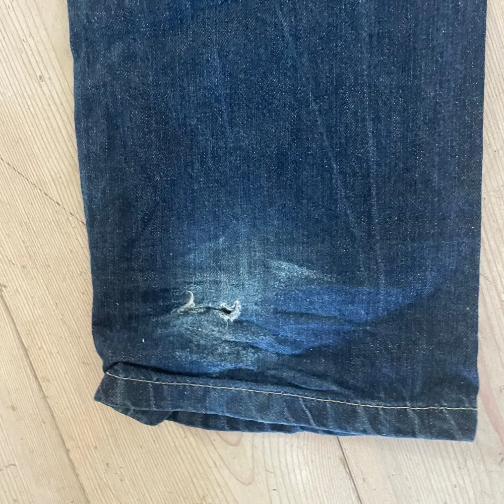 Mörkblå jeans i en fin modell, detaljer på fickorna, hål längst ner på byxornas ben, pris går att diskutera. Jeans & Byxor.