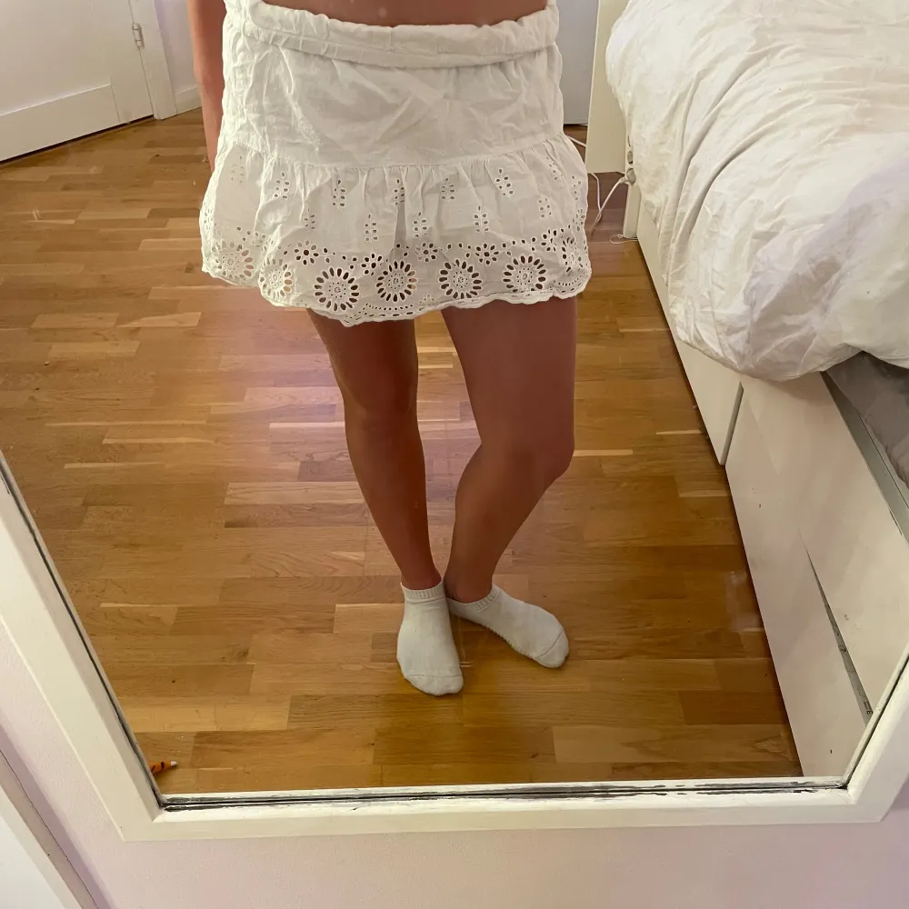Jätte gullig vit kjol med detaljer ner till inte kommit till användning man kan också ha den nervik (bild 2). Hameet.