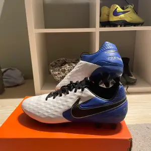 Nike tiempo skor i mycket fint skick. Hör av vid fler bilder eller fundering😁. Pris kan diskuteras!