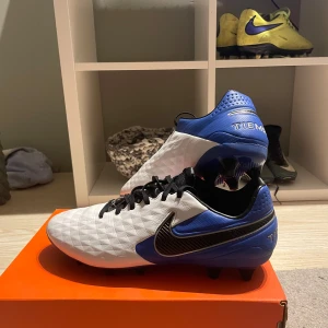 Nike tiempos strl 42  - Nike tiempo skor i mycket fint skick. Hör av vid fler bilder eller fundering😁. Pris kan diskuteras!