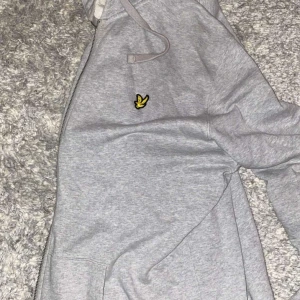 Lyle and scott zip hoodie  - Riktigt bra skick, används inte längre därför väljer jag att sälja den, hör av er om det är ngt ni tänker på!