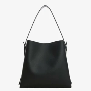 Mango väska - Säljer min mango lucia väska. Den är i syperfint skick. Köptes i början av året, använd ett fåtal gånger. Väskan har inga defekter eller liknande.