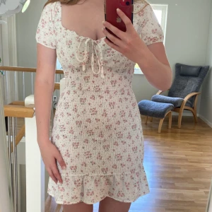 Klänning - En blommig klänning i bra skick då den aldrig vart använd. Från Shein i storlek s. Skriv privat för mer info❤️