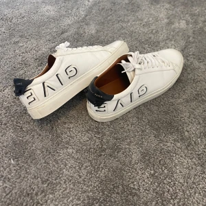 Givenchy skor  - Tjena! Säljer ett par riktigt snygga givenchy skor i storlek 42. De är i riktigt bra skick och jag har inte använt de så mycket. Under skon har varit väl omhändertagen och har mycket kvar att ge. Säljer de för 2199kr. 