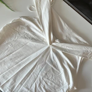 Jätte fin off-shoulder tröja - Det är en super snygg tröja i storlek M den har aldrig använts och prislappen är till och med kvar. Den är köpt för 200kr.