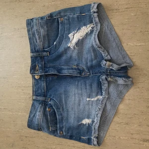 Blåa midwaist h&m jeans shorts  - Jag köpte de begagnade så jag vet inte hur använda de är men själv har jag inte använt de nått eftersom de inte passar mig. Allmänt är de dock i bra skick och väldigt fina 🥰