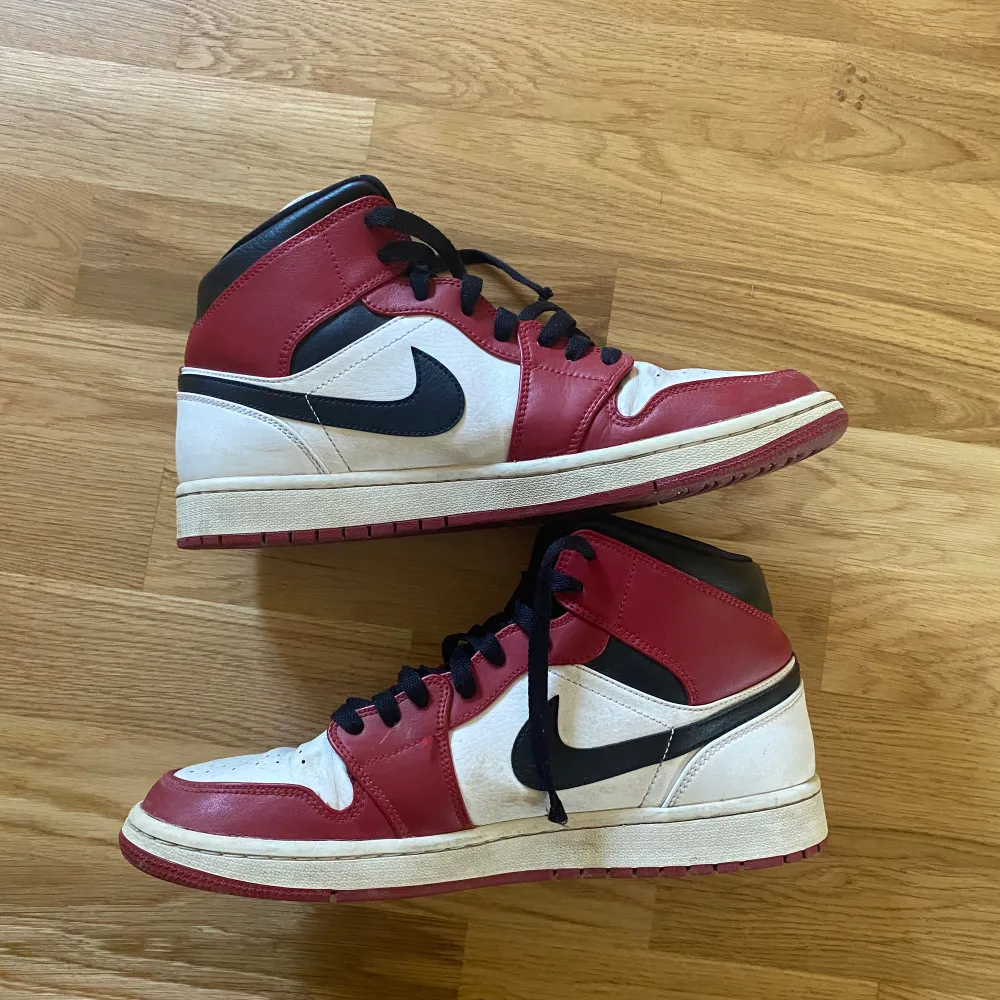 Jordan 1 mid Chicago sparsamt andvända, pris kan diskuteras vid snabbaffär. (Ingen og box). Skor.