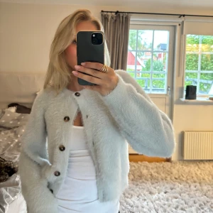 Ljusblå kofta - Jättesöt lite kortare ljusblå kofta🩵