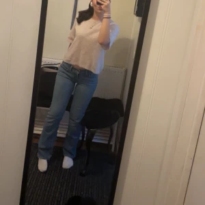 Lågmidjade jeans - Lågmidjade bootcut jeans köpta i Norge! Säljs då de är för små. Passar en xs/s