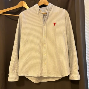 AMI Paris randing skjorta - Säljer för den ej används. Nyskick endast använd 2/3 gånger. Storleken passar S/XS. Pris kan diskuteras vid snabb affär. Skriv gärna om ni har frågor