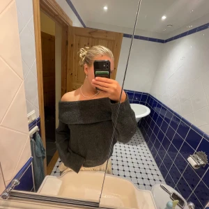 grå stickad offshoulder - Säljer en superfin mörkgrå off-shoulder tröja från H&M. Den är perfekt för höst och vinter, och är gjord av ett mjukt och bekvämt material. Perfekt för både vardag och fest! använd gärna köp nu💞