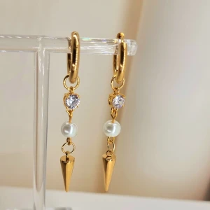 Handgjorda örhängen  - Handgjorda örhängen●Följ :@ekjewelryofficial🤲 ● 💎Material- 100% rostfritt stål ●Örhängeskrokar -rostfritt stål,pärlor och kristall. Nickel fri. Längd -6cm. 