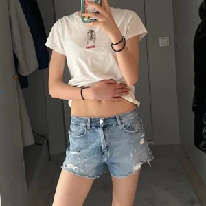 Snygga jeansshorts från zara - Ett par snygga blåa jeansshorts från zara barn  Ganska använda men fortfarande i bra skick I storlek 164 