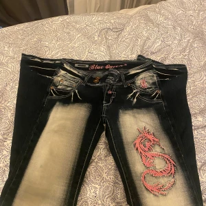 Low waist jeans  - Säljer dessa coola jeansen då dem inte längre kommer till andvändning! Bra skick utan defekter. 