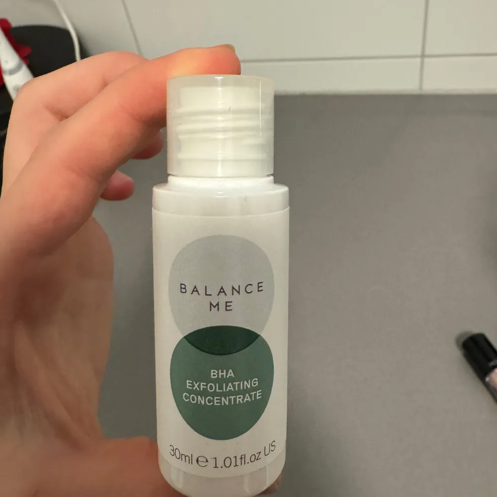 Säljer en BHA Exfoliating Concentrate från Balance Me. Denna produkt kommer i en vit plastflaska med en kapacitet på 30 ml (1.01 fl oz). Perfekt för att exfoliera huden och få bort döda hudceller. Flaskan är liten och smidig att ta med sig.. Skönhet.