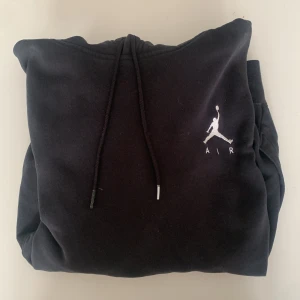 Jordan hoodie - Svart Jordan hoodie i 10/10 skick Nypris:550 Säljs för 129kr