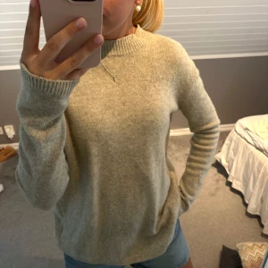 Tröja COS  - Supersnygg tröja ifrån Cos med en unik rygg! Perfekt till hösten💕