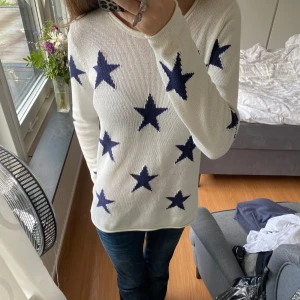 Vit tröja med stjärnor på - En fin vit tröja med marinblå stjärnor på, använd 1-3 gånger och är i väldigt bra skick!💓