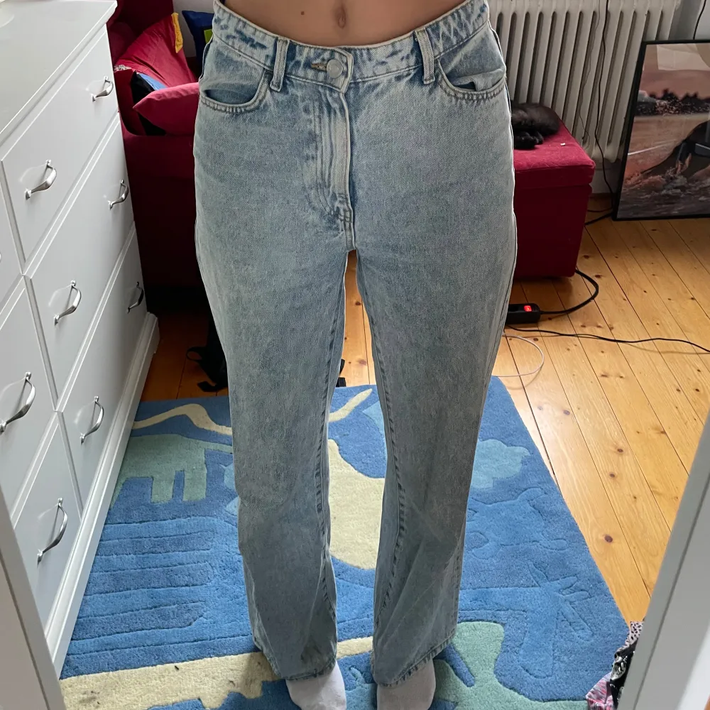 Säljer ett par ljusblå jeans från Lindex i storlek EUR 38. De är högmidjade och har en straight passform. De är i bra skick och har en klassisk femficksdesign med knappar och dragkedja framtill. Säljer då de är för korta för mig (är 185).. Farkut & Housut.