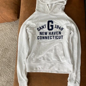 Gant hoodie - En superfint hoodie som passar både tjej som kille. Står storlek 158-164 cm / 13-14 år skulle dock säga att den passar även xs. Tröjan är i nytt skick förutom att den är något missfärgad bakom luvan, men inget som syns med den nere 🫶🏼
