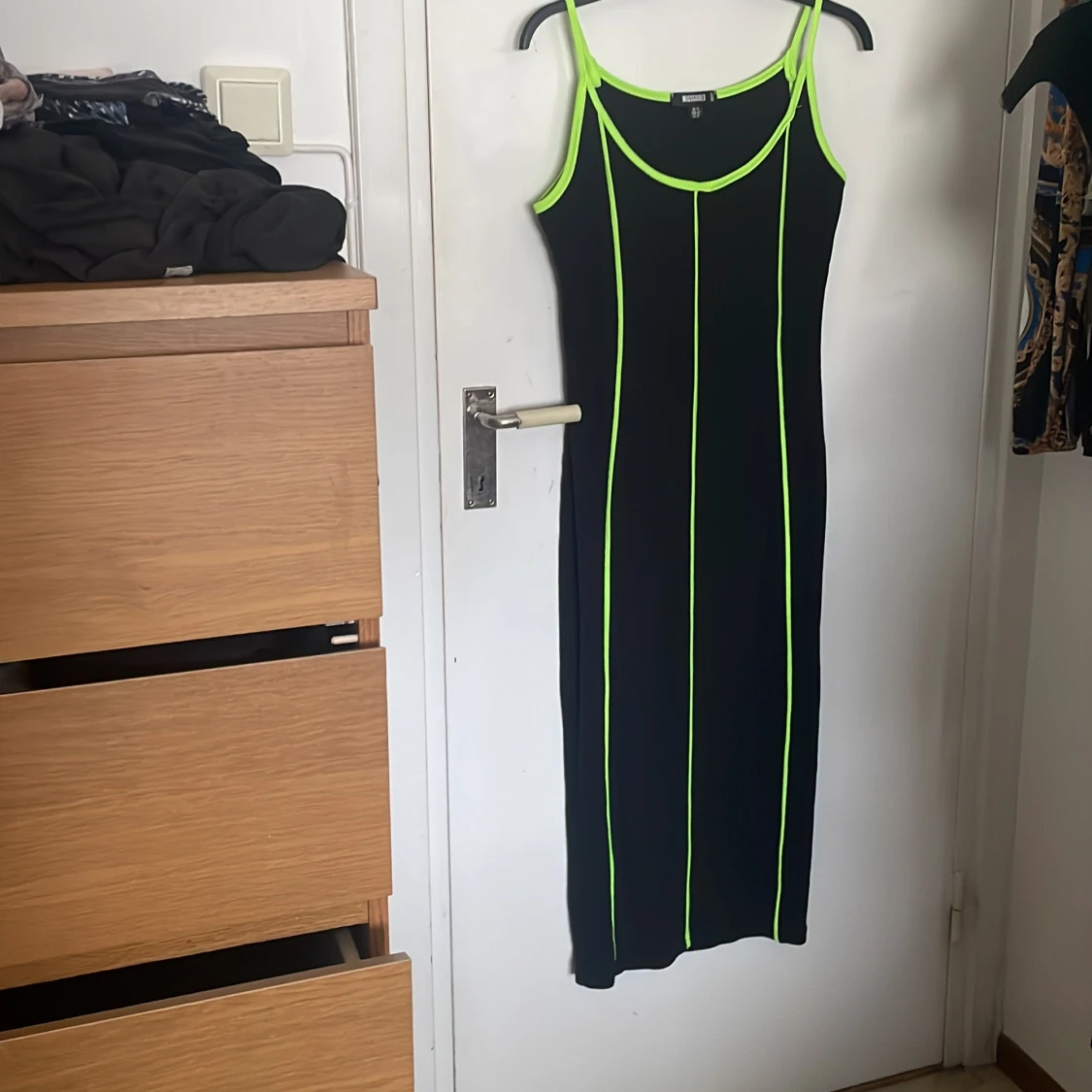 Svart och neongrön klänning 