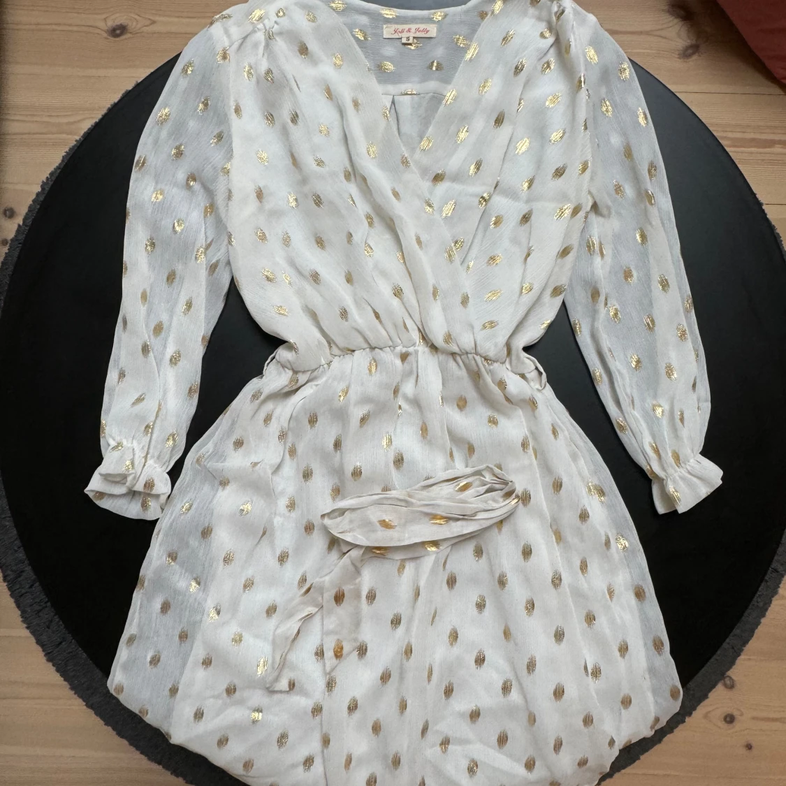 Guld klänning med band i midjan tre kvarts ärm