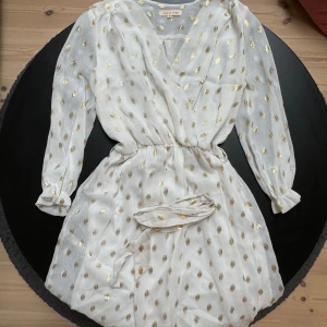 Guld klänning med band i midjan tre kvarts ärm - Så exlusiv och snygg. Inga defekter eller fläckar 