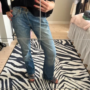 Blå jeansbyxor - Fina lowwaist jeans från Lee, lite oversized i stoleken. Vanligtvis brukar jag ha xs/s och är 160 cm lång💞💞