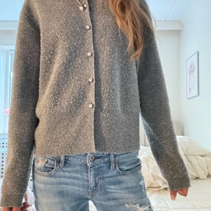 Grå kofta med knappar💞💞 - Söt kofta från zara!! Lite nopprig 🥰🥰 Den är i L fast liten i storleken som man ser på bilden, jag bär oftast S💞💞