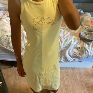 Gul klänning med delfiner - Aldrig använd  Skriv vid funderingar 