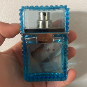 Versace Eau fraiche - Väldigt ny parfym. Använt Max 10 gånger. Som ni ser är den nästan full. Inga defekter på lådan. 30 ML. Ny pris 680kr. Mitt pris 400